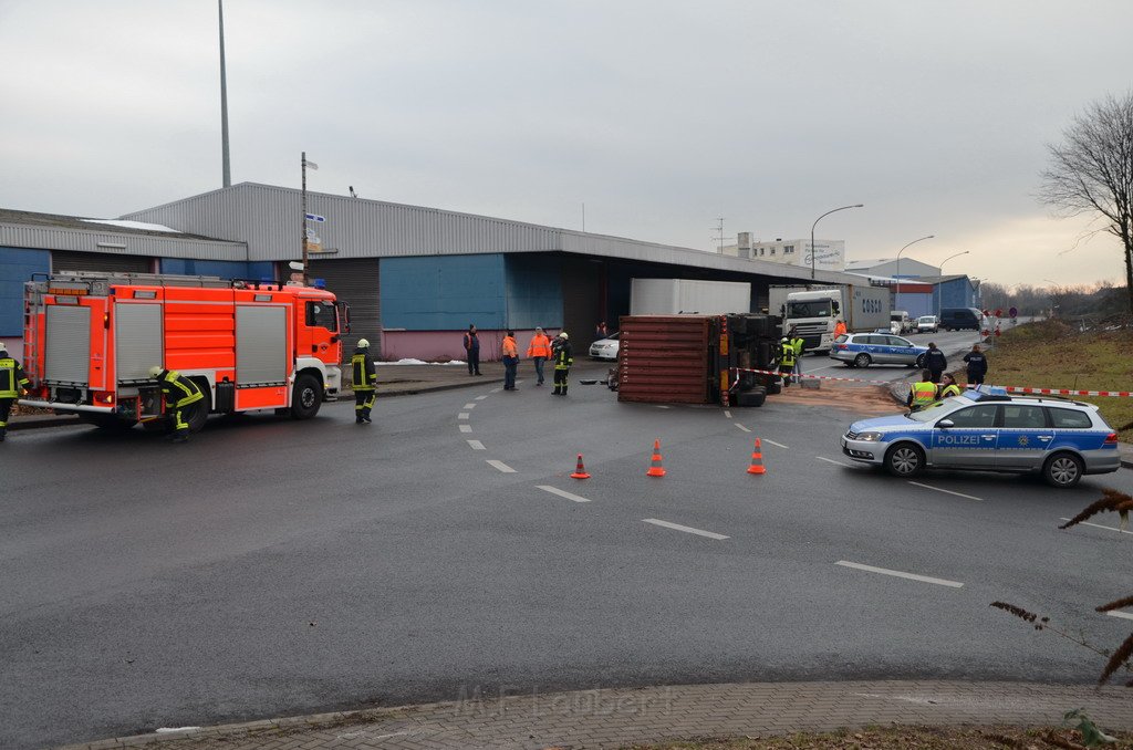 LKW umgestuerzt Niehler Hafen P014.JPG